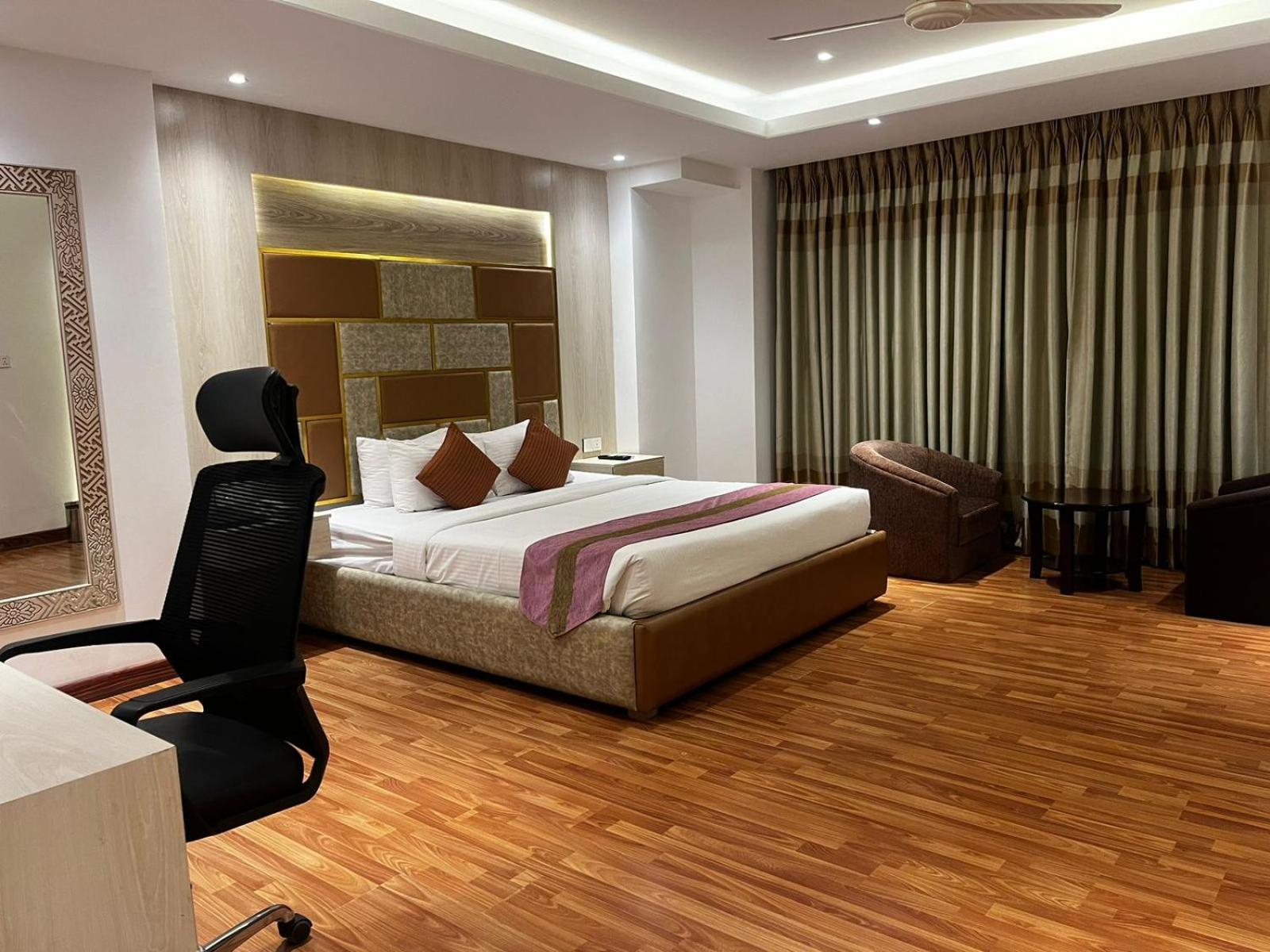 Royal Raj Hotel Rajshahi Esterno foto